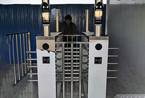 人臉識別半（bàn）高轉閘（zhá）